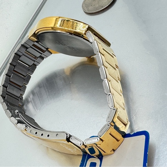 Casio Stainless Steel Watch
37mm Case in Diameter
New Battery Inside. - Picture 9 of 9
